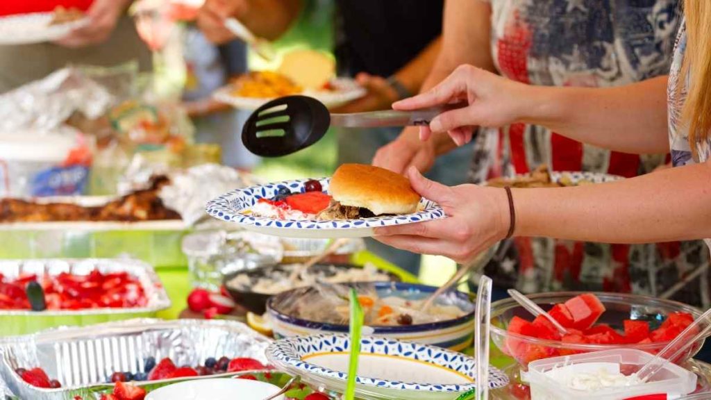 How to Plan and Host a Family Reunion Potluck