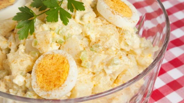 How many containers of potato salad for a small group size