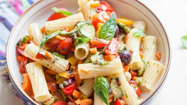 How Much Pasta Salad Per Person for 10 People