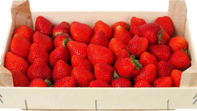 How do you make strawberries last longer in the refrigerator?