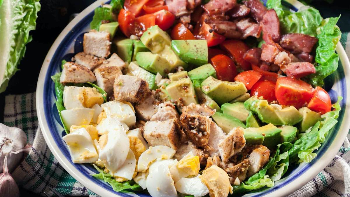 How Much Cobb Salad Per Person for a Big Group